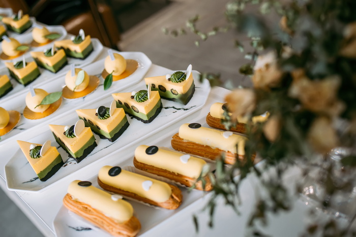 盘子上的奶酪蛋糕