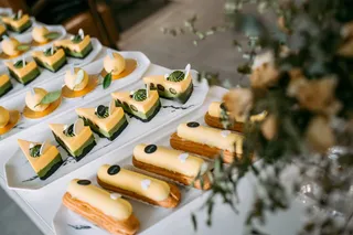 盘子上的奶酪蛋糕