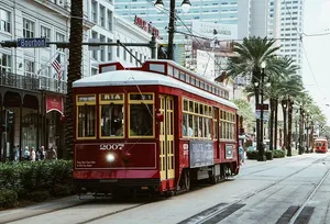 红色、火车、旁边、绿色、树木、商业、设施、棕色