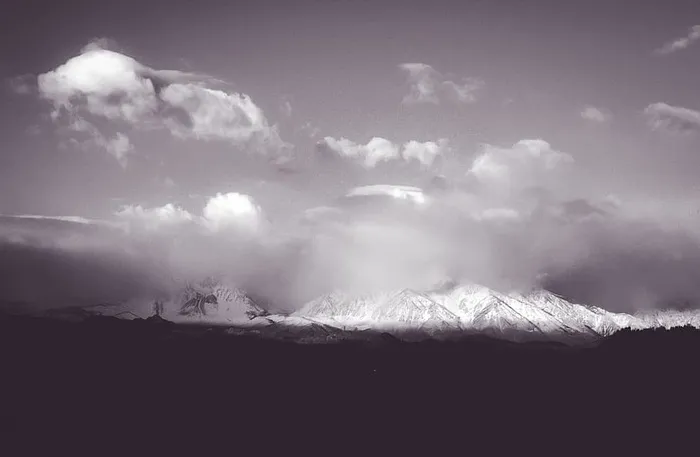 云层吞没雪山