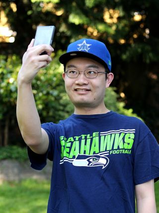 男士，蓝色，西雅图海鹰队圆领衬衫，手持，智能手机，男性，个人，年轻