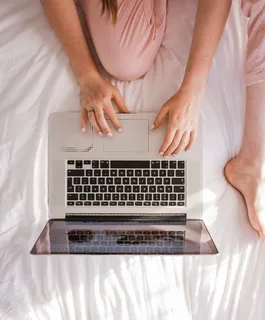 使用MacBook Pro的女性 使用MacBook Pro的女性