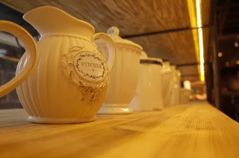 咖啡馆、陶瓷、水壶、暖气、室内、桌子、杯子、容器