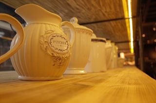 咖啡馆、陶瓷、水壶、暖气、室内、桌子、杯子、容器