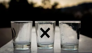 杯子，x，三，游戏，赌博，酒杯，家用设备，饮料