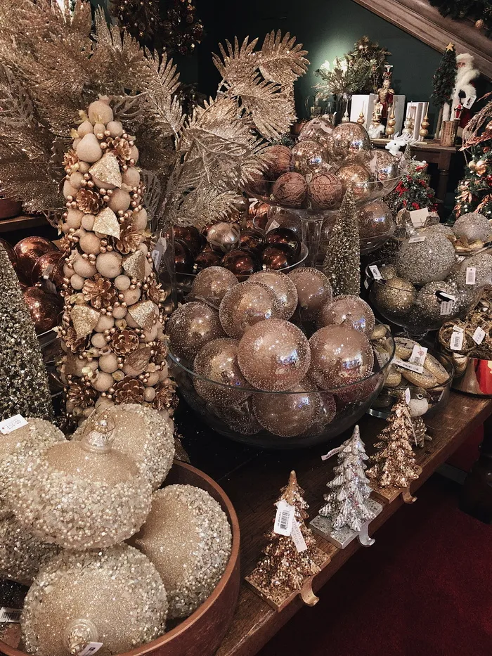 金色圣诞饰品照片