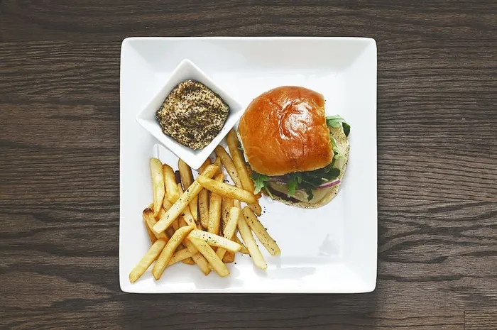 汉堡、薯条和芥末