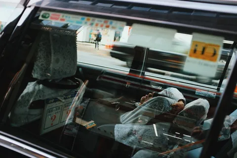 车内人员睡觉 车内人员睡觉