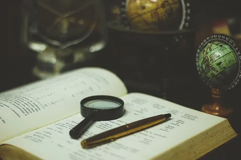书,钢笔,地球仪,放大镜,办公室,研究,书房,版税图片 书,钢笔,地球仪,放大镜,办公室,研究,书房,版税图片