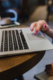 在电脑上工作的女人