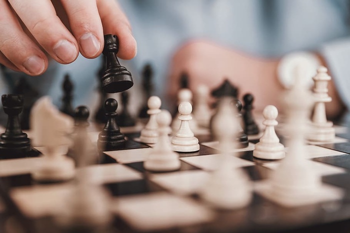 年轻商人在办公室下棋