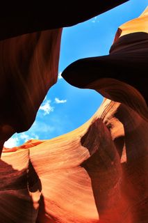 白天的橙色岩石