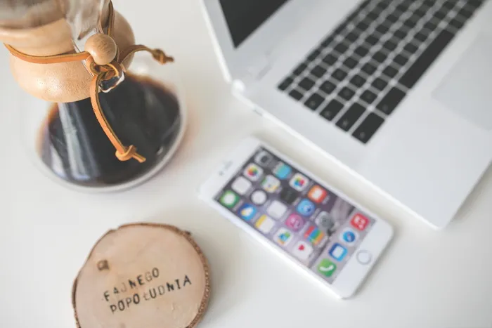 银色iphone 6、银色macbook、桌子、桌子、咖啡、chemex、笔记本电脑、工作