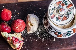 白色和橙色陶瓷罐