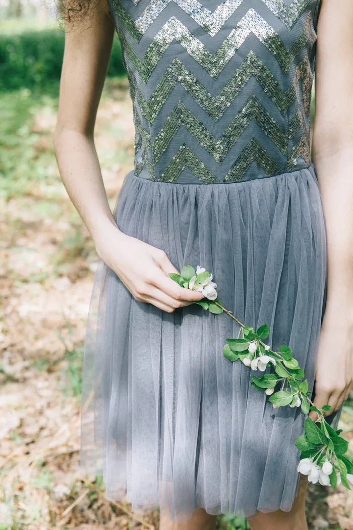 举着花站着的女人