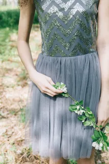 举着花站着的女人