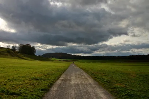车道，天气，雨，前进，雨云，灰色，多云，远离