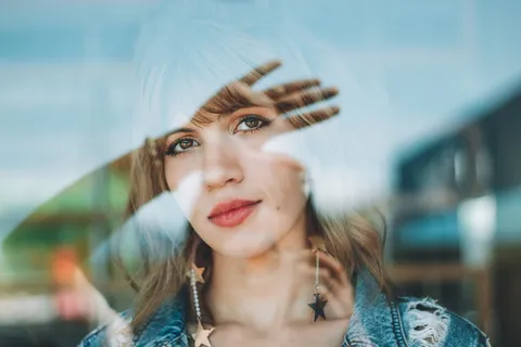 浅焦照片，一名女子穿着蓝色粗斜纹棉布旧夹克