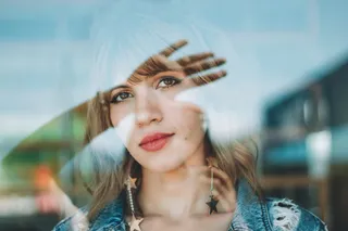 浅焦照片，一名女子穿着蓝色粗斜纹棉布旧夹克