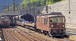 brown，train，tunner，瑞士，lötschberg隧道，南侧，自动登船，goppenstein