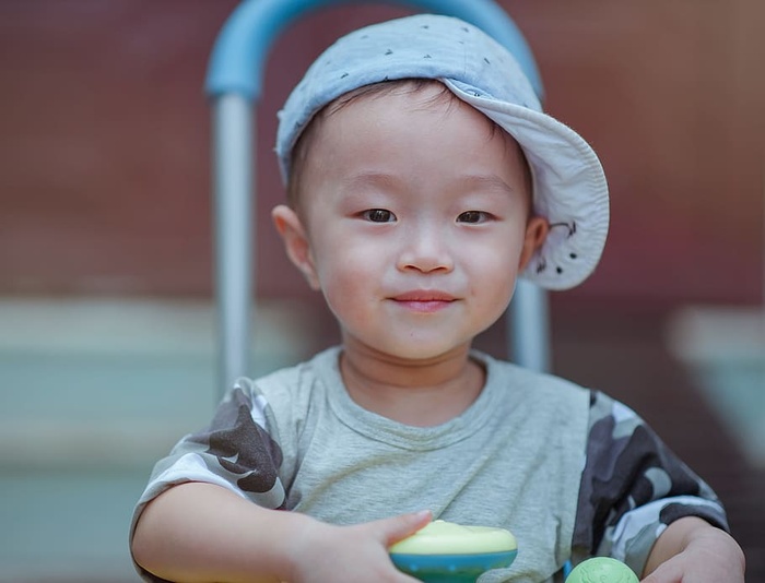 戴蓝色帽子的男孩的景深照片