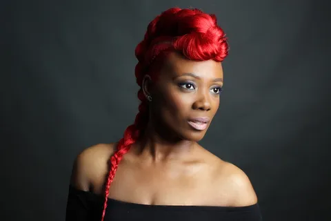 一个人在给红头发的女人拍照