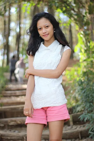 站在楼梯上的戴白色帽子的女士