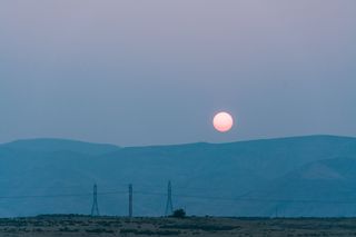山区附近的灰色输电桩