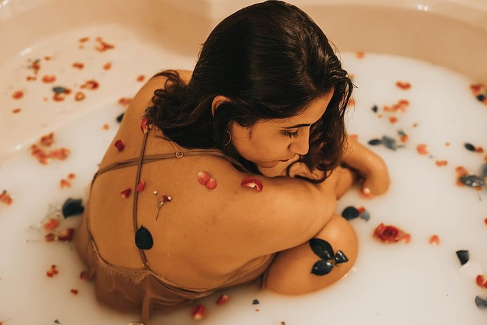 带着花瓣的浴缸里的女人