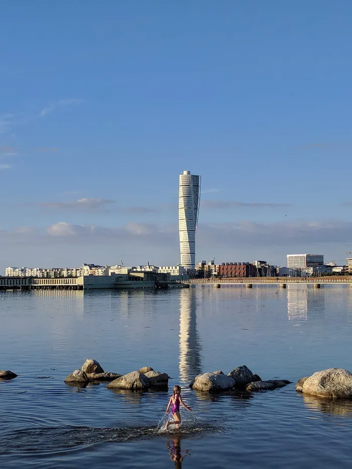 summer，malmö，turning torso，building，skåne，sweden，skandinavia，beach
