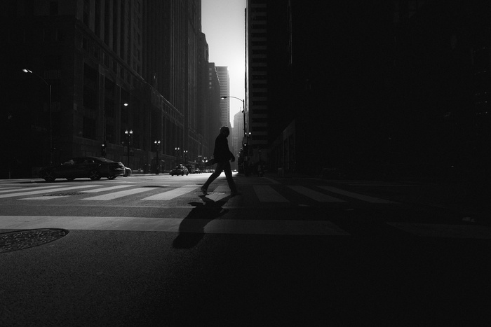 道路上行走的人的灰度照片