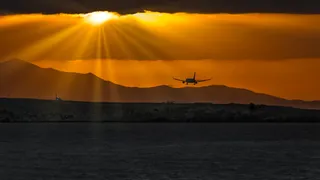 水面上飞机的轮廓