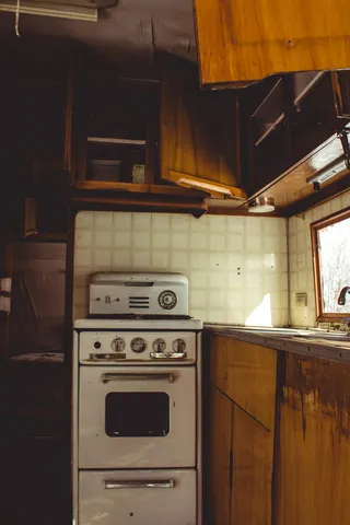 厨房白色独立式烤箱