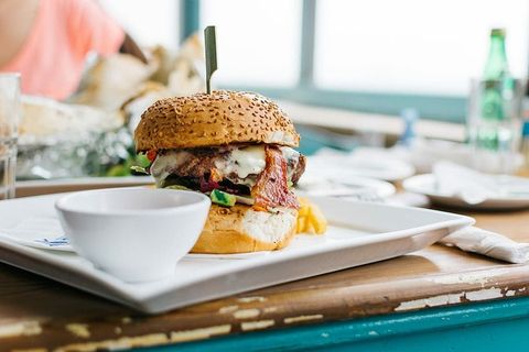 多汁汉堡，内部充满活力