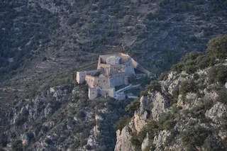 利比里亚堡、皮雷内、比利牛斯东部、景观、山脉、建筑、建筑结构、高角度视图