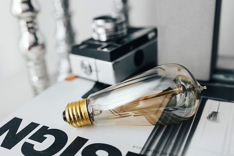 铅笔、杂志和一个旧灯泡