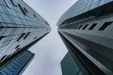 多云天空下建筑物的蠕虫视角摄影 多云天空下建筑物的蠕虫视角摄影