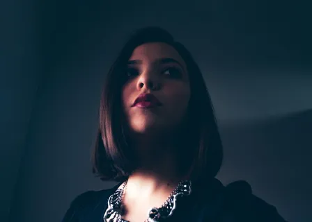 穿着黑白圆领衬衫的女士 穿着黑白圆领衬衫的女士