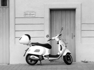 摩托车，停放，旁边，关闭，门灰度摄影，vespa，摩托车，意大利语