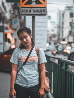 女人在金属栏杆附近穿白衬衫的照片 女人在金属栏杆附近穿白衬衫的照片