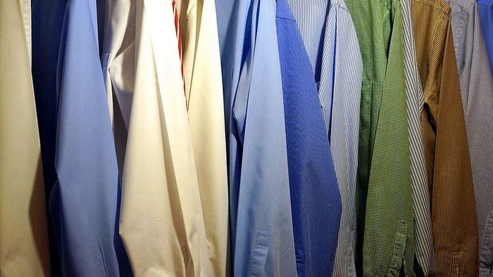 多色衣服悬挂的全帧照片
