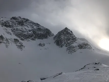 白天多云的天空下被雪覆盖的山 白天多云的天空下被雪覆盖的山