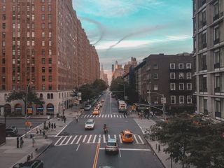 灰色和白色的混凝土道路和汽车