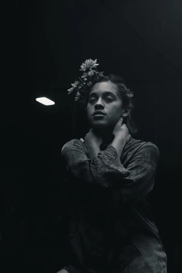 女人抱着脖子的灰度照片