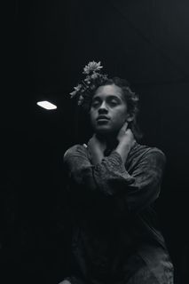 女人抱着脖子的灰度照片