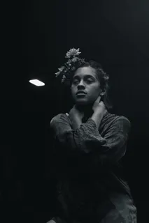 女人抱着脖子的灰度照片 女人抱着脖子的灰度照片