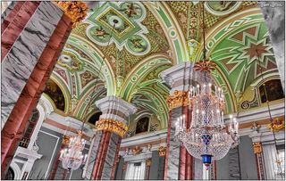 建筑物中的黑色金属框架玻璃吊灯