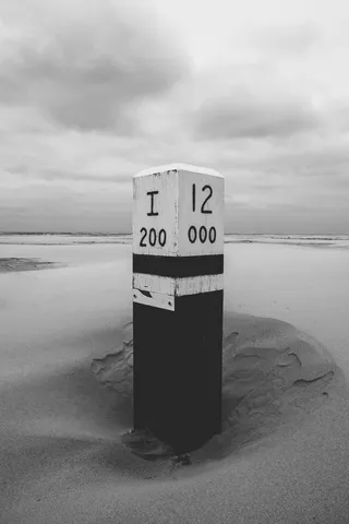 岸上标牌的灰度照片