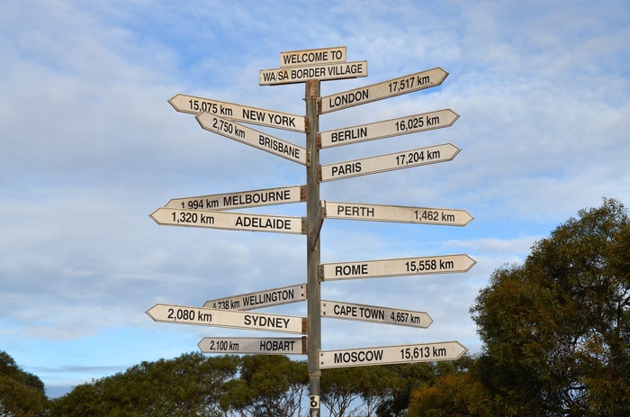 标志，路标，方向，箭头，方向，通信，文本，天空