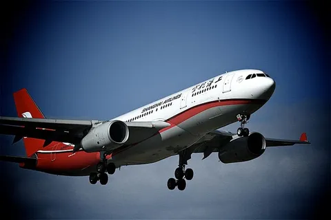 红白相间的飞机